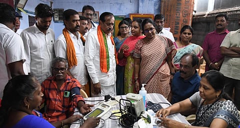 கோவை தெற்கு எம்எல்ஏ வானதி சீனிவாசன் நடத்தும் மக்கள் சேவை மையம் மற்றும் பி.எஸ்.ஜி மருத்துவமனை சார்பில் இலவச மருத்துவ முகாம், கோவை ராமநாதபுரம் பகுதியில் இன்று நடந்தது. பாஜக தேசிய செயற்குழு உறுப்பினர் எச்.ராஜா முகாமை தொடங்கி வைத்தார். அருகில், பாஜக தேசிய மகளிரணி தலைவர், கோவை தெற்கு எம்எல்ஏ வானதி சீனிவாசன் உள்ளிட்டோர். படம்: ஜெ.மனோகரன்