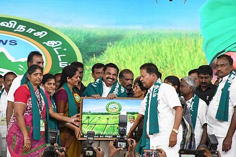 கோவையை அடுத்த அன்னூர் கஞ்சபள்ளியில் நடைபெற்ற நன்றி பாராட்டு விழாவில் அதிமுக பொதுச் செயலாளர் பழனிசாமிக்கு நினைவுப் பரிசு வழங்கிய விவசாயிகள். படம்: ஜெ.மனோகரன்.