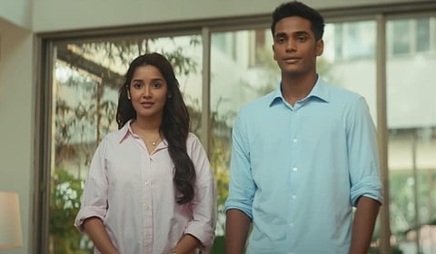 தனுஷின் ‘நிலவுக்கு என்மேல் என்னடி கோபம்’ ட்ரெய்லர் எப்படி?