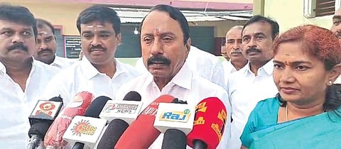 ஈரோடு ஆட்சியர் அலுவலக வளாகத்தில் செய்தியாளர்களிடம் பேசிய முன்னாள் அமைச்சர் கே.ஏ.செங்கோட்டையன்