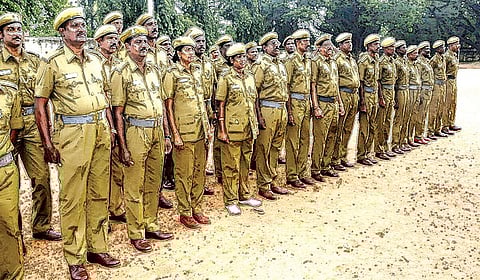 ஊதியம், பணி நாட்கள் குறைவு... ஊசலாட்டத்தில் ஊர்க்காவல் படையினர்!