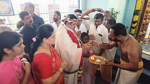 எடப்பாடி அடுத்த சிலுவம்பாளையத்தில் உள்ள முருகன் கோயிலில் அதிமுக பொதுச்செயலாளர் பழனிசாமி குடும்பத்தினருடன் சுவாமி தரிசனம் செய்தார்.