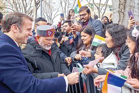 பிரான்ஸின் மார்சே நகரில் இந்திய துணைத் தூதரக திறப்பு விழாவில் பங்கேற்ற பிரதமர் நரேந்திர மோடியை உற்சாகமாக வரவேற்ற இந்தியர்கள். உடன் பிரான்ஸ் அதிபர் இமானுவேல் மெக்ரான். படம்: பிடிஐ