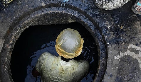 கழிவுநீர் அகற்றும் தொழிலாளர்கள் காக்கப்பட வேண்டும்!