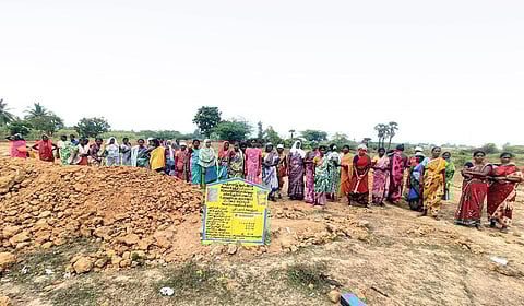 100 நாள் வேலை: காந்தி பெயரில் நடக்கும் திட்டத்திலேயே காந்தி கணக்கா?