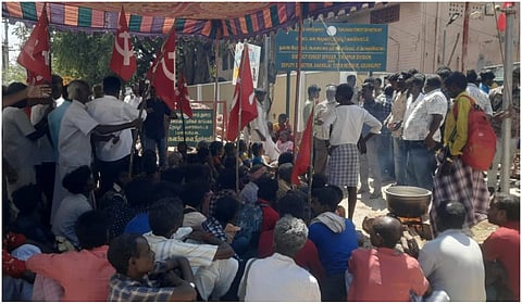 உடுமலை அருகே பாதை வசதி கோரி மலைவாழ் மக்கள் காத்திருப்பு போராட்டம்