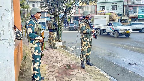 மணிப்பூரில் குடியரசுத் தலைவர் ஆட்சி அமல்படுத்தப்பட்டதை தொடர்ந்து பாதுகாப்பு அதிகரிக்கப்பட்டுள்ளது. தலைநகர் இம்பாலில் நேற்று கண்காணிப்பு பணியில் ஈடுபட்டிருந்த பாதுகாப்பு படையினர். படம்: பிடிஐ