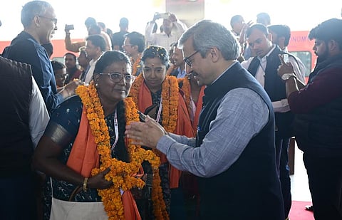 காசி தமிழ்ச் சங்கமம்: தமிழ்நாட்டிலிருந்து சென்றவர்களுக்கு வாரணாசியில் உற்சாக வரவேற்பு