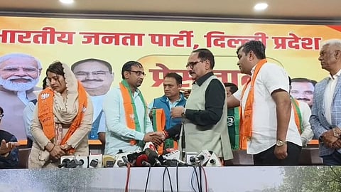 ஆம் ஆத்மி கட்சியிலிருந்து விலகி பாஜகவில் இணைந்த 3 கவுன்சிலர்கள்