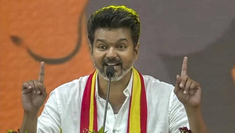 ‘மும்மொழிக் கொள்கையை திணிப்பது மாநிலங்களின் தன்னாட்சி உரிமையைப் பறிப்பதாகும்’ - விஜய்