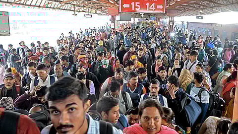 கூட்ட நெரிசலில் சிக்கி 18 பேர் உயிரிழந்ததன் எதிரொலி - டெல்லி ரயில் நிலையத்தில் பலத்த பாதுகாப்பு