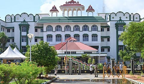 சாதி வன்கொடுமையால் பாதித்தோருக்கு ஓய்வூதியம் - அதிகாரிகள் பரிசீலிக்க ஐகோர்ட் உத்தரவு