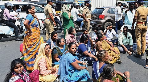 சென்னை எல்லீஸ் சாலையில் உள்ள நகர்ப்புற வாழ்விட மேம்பாட்டு வாரிய குடியிருப்புகளை அகற்ற எதிர்ப்பு தெரிவித்து அங்கு வசிக்கும் மக்கள் அண்ணா சாலையில் நேற்று மறியல் போராட்டத்தில் ஈடுபட்டனர். படம்: எஸ்.சத்தியசீலன்