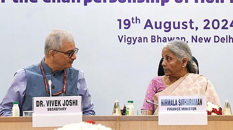 புதிய தேர்தல் ஆணையராக விவேக் ஜோஷி நியமனம் - யார் இந்த ஜோஷி?