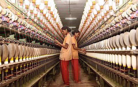 கோவை மாவட்டத்தில் செயல்படும் நூற்பாலையில் பணியாற்றும் பெண் தொழிலாளர்கள். (கோப்பு படம்)