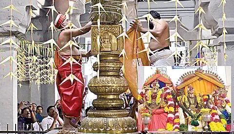 ராமநாத சுவாமி கோயிலில் நேற்று நடைபெற்ற கொடியேற்றம். (உள்படம்) சிறப்பு அலங்காரத்தில் சுவாமி, பிரியாவிடை, பர்வதவர்த்தினி அம்பாள். படங்கள்: எல்.பாலச்சந்தர்