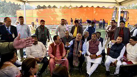 டெல்லி முதல்வரின் பதவியேற்பு விழா ஏற்பாடுகளை ஆய்வு செய்யும் டெல்லி பாஜக தலைவர் வீரேந்தர் சச்தேவா, தேசிய பொதுச் செயலாளர் தருண் சுக், பொதுச் செயலாளர் வினோத் தவ்டே உள்ளிட்டோர்