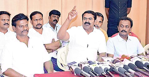 மதுரையில் நேற்று செய்தியாளர்களுக்குப் பேட்டியளித்த நாம் தமிழர் கட்சியின் தலைமை ஒருங்கிணைப்பாளர் சீமான். உடன், கட்சி நிர்வாகிகள் உள்ளிட்டோர். படம்: எஸ்.கிருஷ்ணமூர்த்தி