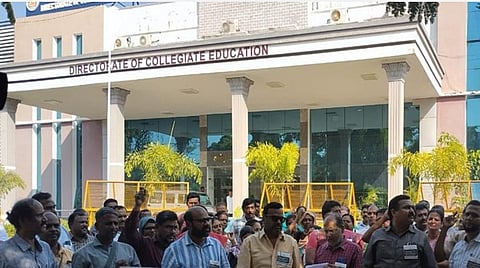 காலி பணியிடங்களை அதிகரிக்க வலியுறுத்தி பட்டதாரி ஆசிரியர்கள் போராட்டம்