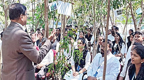 தரமணியில் உள்ள தமிழ்நாடு டாக்டர் அம்பேத்கர் சட்ட பல்கலைக்கழகத்தில் அமைக்கப்பட்டுள்ள சுற்றுச்சூழல் வகுப்பறையை பல்கலைக்கழக துணைவேந்தர் என்.எஸ்.சந்தோஷ்குமார் தொடங்கி வைத்து பாடம் நடத்தினார்.