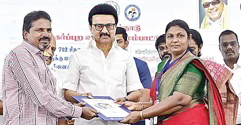 சென்னையில் நடைபெற்ற நிகழ்ச்சியில் குடியிருப்பு ஒதுக்கீட்டுக்கான ஆணையை பயனாளிக்கு வழங்கும் முதல்வர் மு.க.ஸ்டாலின்.