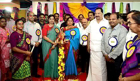 கைத்தறி ஆடைகள் விற்பனை செய்ய தமிழக - ஆந்திர அரசுகள் இடையே ஒப்பந்தம்