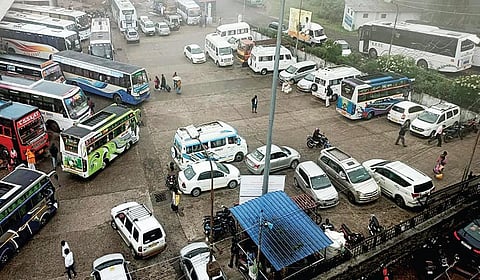 கொடைக்கானல் பேருந்து நிலையத்தை ஆக்கிரமித்து நிறுத்தப்பட்டுள்ள சுற்றுலா வாகனங்கள்.