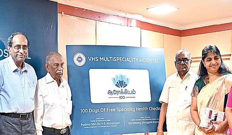 தரமணியில் உள்ள விஎச்எஸ் பன்னோக்கு சிறப்பு மருத்துவமனையில், மூத்த குடிமக்களுக்கான ஆரோக்கிய அட்டையை வி.எஸ்.நடராஜன் முதியோர் நல அறக்கட்டளை நிறுவனர் டாக்டர் வி.எஸ்.நடராஜன் அறிமுகப்படுத்தினார். விஎச்எஸ் மருத்துவமனை கவுரவ செயலர் சுரேஷ் சேஷாத்ரி, பொதுமேலாளர் ஸ்ருதி பார்கவா, நீரிழிவு மற்றும் நாளமில்லா சுரப்பியியல் துறை தலைவர் உஷா ராம், துரைசாமி சிவகாமி ராமையா உள்ளிட்டோர் உடனிருந்தனர்.படம்: எஸ். சத்தியசீலன்