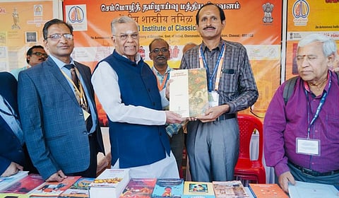 காசி தமிழ்ச் சங்கமம் விழாவில் அமைக்கப்பட்டிருந்த செம்மொழி தமிழாய்வு நிறுவன அரங்கினை நாகலாந்து மாநில ஆளுநர் இல.கணேசன் பார்வையிட்டார்.