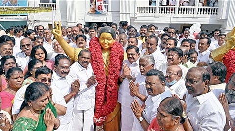 ஜெயலலிதாவின் 77-வது பிறந்தநாள் விழா: இபிஎஸ், ஓபிஎஸ் இனிப்பு வழங்கி கொண்டாட்டம்