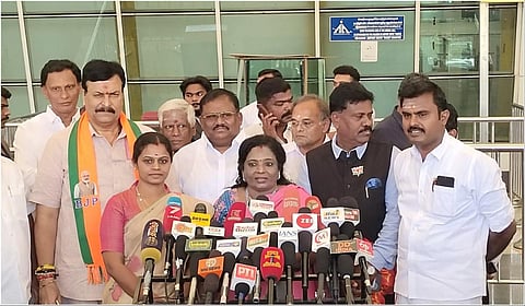 கோவை விமான நிலையத்தில் பாஜக மூத்த தலைவர் தமிழிசை சவுந்தரராஜன் செய்தியாளர்களைச் சந்தித்தார் | படம்:ஜெ.மனோகரன்