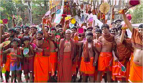 குமரி மாவட்டம் முஞ்சிறை மகாதேவர் கோயிலில் இருந்து பன்னிரு சிவாலய ஓட்டத்தை கையில் விசிறியுடன் தொடங்கிய பக்தர்கள்