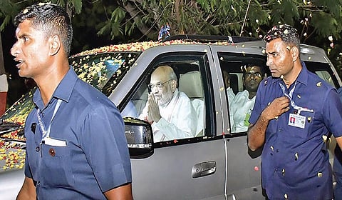 கோவை வந்த மத்திய அமைச்சர் அமித்ஷாவுக்கு காரில் மலர்தூவி கட்சியினர் உற்சாக வரவேற்பு அளித்தனர்.