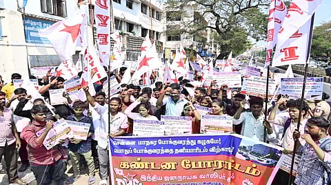 தனியார் மூலம் மாநகர பேருந்து இயக்க எதிர்ப்பு: ஜனநாயக வாலிபர் சங்கத்தினர் ஆர்ப்பாட்டம்