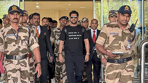 டி-ஷர்ட்டில் மோர்ஸ் குறியீடு: ஓய்வு குறித்து தோனி சூசகம்