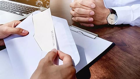 மும்மொழி கொள்கையை கண்டித்து அரசுப் பள்ளி அலுவலக ஊழியர் ராஜினாமா கடிதம்