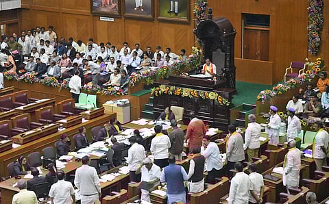 கர்நாடக சட்டப்பேரவையில் குட்டி தூக்கம் போட சாய்வு சோபா: பேரவைத் தலைவர் ஏற்பாடு