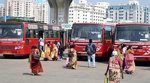 மாநகர அரசு பேருந்துகளில் ஆங்கிலத்தில் குறிப்பேடு: அரசியல் கட்சித் தலைவர்கள் கண்டனம்