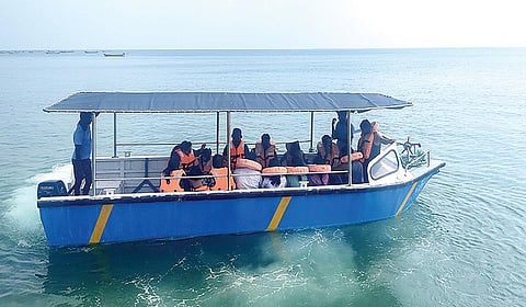 பிச்சை மூப்பன்வலசை சூழல் சுற்றுலா மையத்தில் இயக்கப்படும் கண்ணாடி அடித்தளப் படகு.