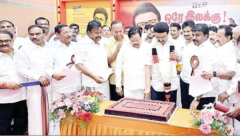 பிறந்தநாளை விமரிசையாக கொண்டாடினார் ஸ்டாலின்: தமிழகம் முழுவதும் திமுகவினர் நலத்திட்ட உதவிகளை வழங்கினர்