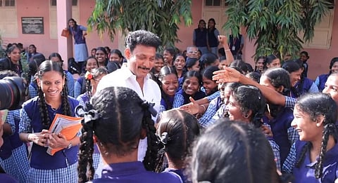 மாணவர்களுடன் பள்ளி கல்வித்துறை அமைச்சர் அன்பில் மகேஸ்.