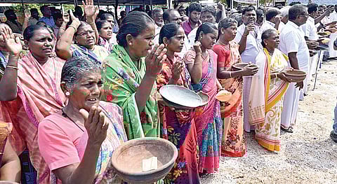 தங்கச்சிமடத்தில் திருவோடு ஏந்தி போராட்டத்தில் கலந்துகொண்ட மீனவப் பெண்கள்.படம்: எல். பாலச்சந்தர்