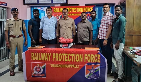 திருச்சி வந்த ஹவுரா ரயிலில் இருந்து கைப்பற்றப்பட்ட கஞ்சாவுடன் ரயில்வே போலீஸார்.