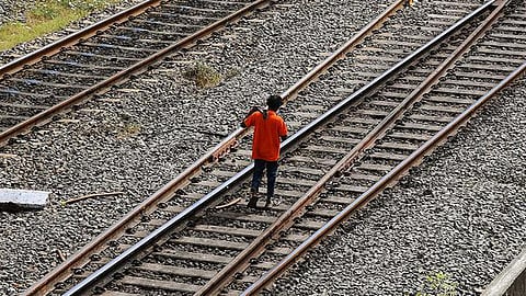 சென்னை கடற்கரை - எழும்பூர் இடையே 4-வது பாதை: 17 விரைவு ரயில் சேவையில் மாற்றம்