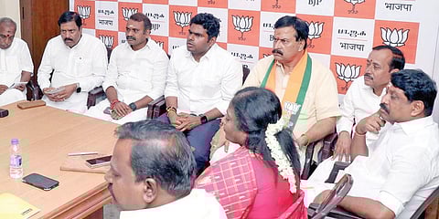 தமிழக பாஜக மையக்குழு கூட்டத்தில் மாநில தலைவர் அண்ணாமலை, பொன்.ராதாகிருஷ்ணன், தமிழிசை, நயினார் நாகேந்திரன், வானதி சீனிவாசன் உள்ளிட்டோர் கலந்து கொண்டனர். படம்: ம.பிரபு