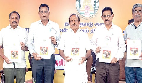 54-வது தேசிய பாதுகாப்பு தினம், சென்னை தொழிலக பாதுகாப்பு மற்றும் சுகாதார இயக்குநர் அலுவலகத்தில் நேற்று நடைபெற்றது. இதில் தொழிலாளர் நலத் துறை அமைச்சர் சி.வி.கணேசன், தொழிலக பாதுகாப்பு மற்றும் சுகாதார இயக்குநர் எஸ்.ஆனந்த், டிடிஐ இந்தியா தேசிய செயல் தலைவர் என்.எஸ்.வேங்கடமுருகன் உள்ளிட்டோர் பங்கேற்றனர்.