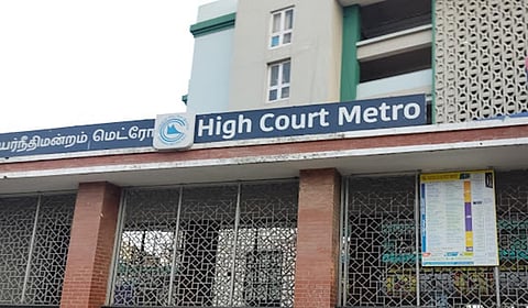 சிறுநீர் கழிக்கும் இடமாக மாறும் நீதிமன்ற மெட்ரோ ரயில் நிலைய நுழைவாயில் சுவர்!