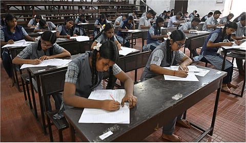 சென்னை திருவல்லிக்கேணி லேடி வெலிங்டன் மேல்நிலைப் பள்ளியில் பதினோராம் வகுப்பு பொதுத் தேர்வு எழுதிய மாணவ, மாணவிகள் | படம்: எம்.ஸ்ரீநாத்