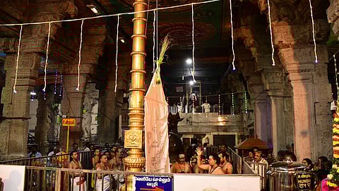 மதுரை திருப்பரங்குன்றம் சுப்பிரமணிய சுவாமி கோயிலில் பங்குனித் திருவிழாவையொட்டி காலையில் கொடியேற்றம் நடைபெற்றது | படம்: எஸ்.கிருஷ்ணமூர்த்தி