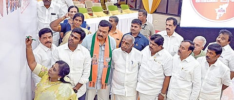 மும்மொழிக்கு ஆதரவாக தமிழக பாஜக சார்பில் சென்னையில் நேற்று கையெழுத்து இயக்கத்தை மாநிலத் தலைவர் அண்ணாமலை முன்னிலையில், முன்னாள் தலைவர் தமிழிசை தொடங்கி வைத்தார். உடன் பாஜக மேலிட இணை பொறுப்பாளர் சுதாகர் ரெட்டி, மூத்த தலைவர்கள் ஹெச்.ராஜா, பொன்.ராதாகிருஷ்ணன். படம்: எஸ்.சத்தியசீலன்